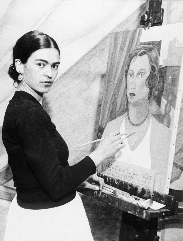 Frida Kahlo painting a portrait of a San Francisco society woman in 1931